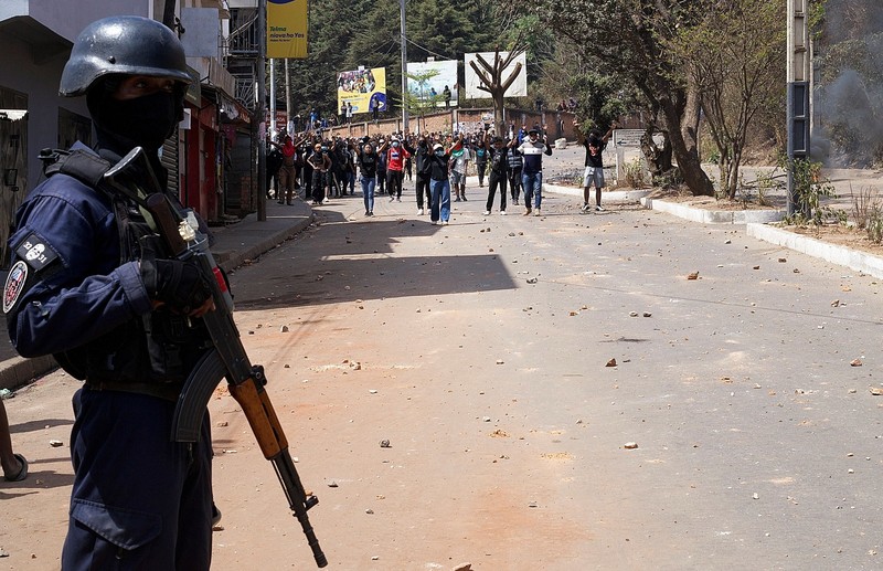 Polisi anti huru hara Malagasi menggunakan gas air mata untuk membubarkan pengunjuk rasa selama demonstrasi menentang pemadaman listrik dan kekurangan air yang sering terjadi, dekat Universitas Antananarivo, Madagaskar, 29 September 2025. (REUTERS/Zo Andrianjafy)
