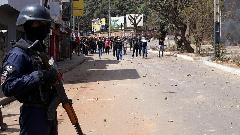 Polisi anti huru hara Malagasi menggunakan gas air mata untuk membubarkan pengunjuk rasa selama demonstrasi menentang pemadaman listrik dan kekurangan air yang sering terjadi, dekat Universitas Antananarivo, Madagaskar, 29 September 2025. (REUTERS/Zo Andrianjafy)