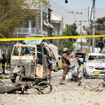 Potret Bom Bunuh Diri Guncang Markas Militer, Mobil Remuk-10 Tewas