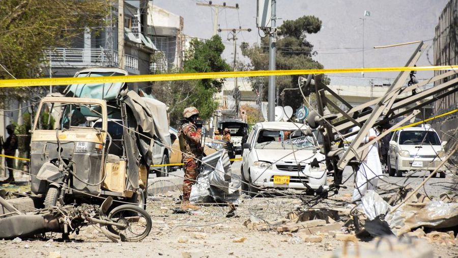 Seorang tentara paramiliter berdiri di tengah reruntuhan setelah ledakan bom di dekat markas Korps Perbatasan di Quetta, Pakistan, 30 September 2025. (REUTERS/Stringer)