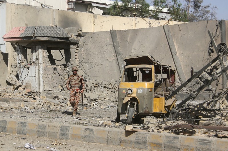 Seorang tentara paramiliter berdiri di tengah reruntuhan setelah ledakan bom di dekat markas Korps Perbatasan di Quetta, Pakistan, 30 September 2025. (REUTERS/Stringer)