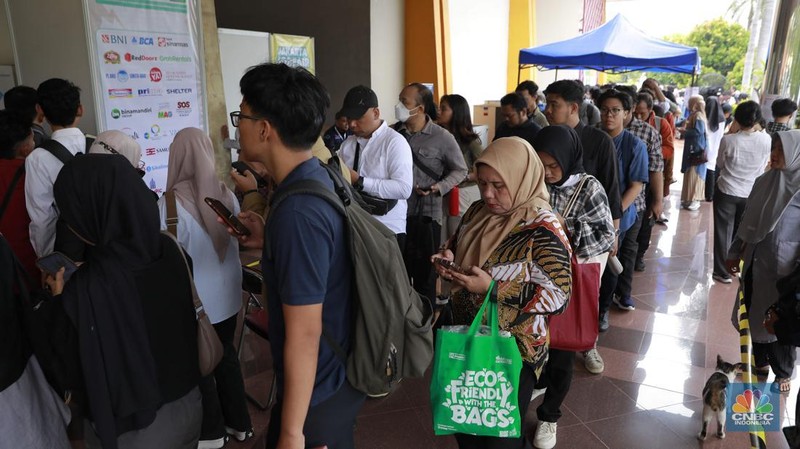 Suku Dinas Tenaga Kerja, Transmigrasi, dan Energi Jakarta Pusat menggelar Jakarta Job Fair bertajuk Jakarta Job Fest 2025 di Gedung Pertemuan Pertamina, Jakarta, Selasa (30/9/2025). (CNBC Indonesia/Muhammad Sabki)