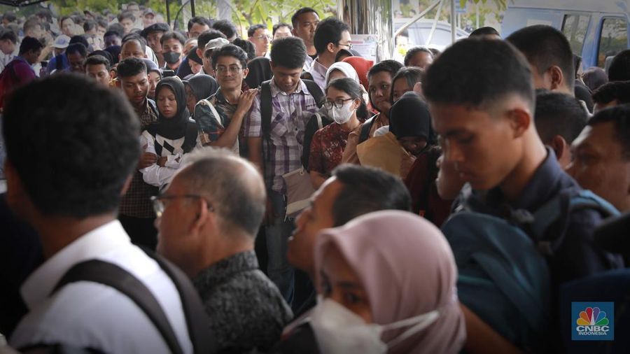 Suku Dinas Tenaga Kerja, Transmigrasi, dan Energi Jakarta Pusat menggelar Jakarta Job Fair bertajuk Jakarta Job Fest 2025 di Gedung Pertemuan Pertamina, Jakarta, Selasa (30/9/2025). (CNBC Indonesia/Muhammad Sabki)