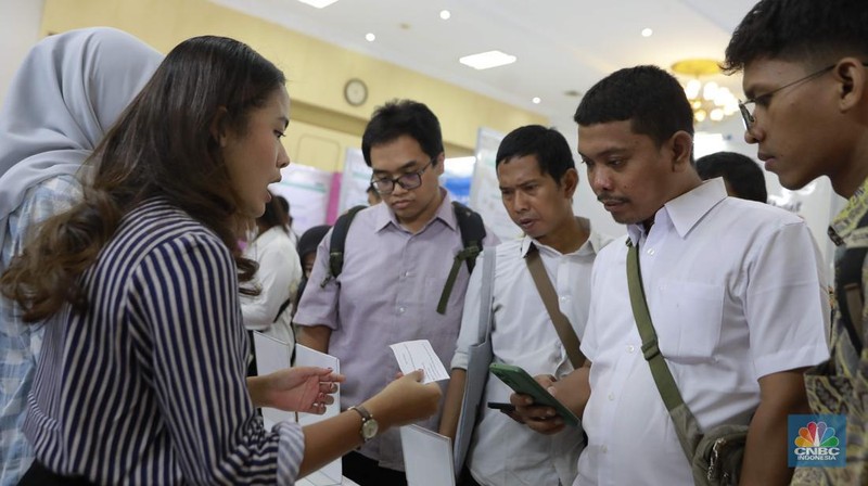 Suku Dinas Tenaga Kerja, Transmigrasi, dan Energi Jakarta Pusat menggelar Jakarta Job Fair bertajuk Jakarta Job Fest 2025 di Gedung Pertemuan Pertamina, Jakarta, Selasa (30/9/2025). (CNBC Indonesia/Muhammad Sabki)
