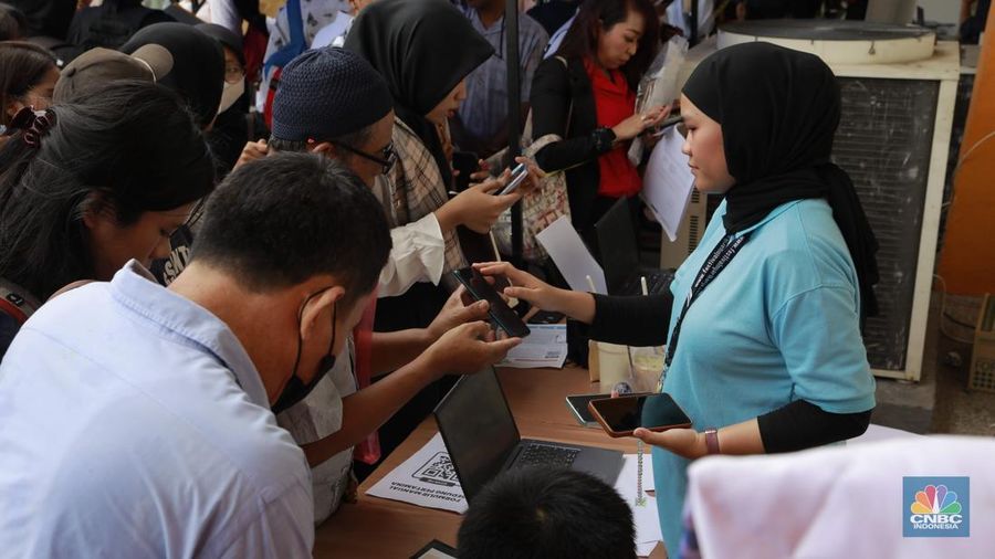 Suku Dinas Tenaga Kerja, Transmigrasi, dan Energi Jakarta Pusat menggelar Jakarta Job Fair bertajuk Jakarta Job Fest 2025 di Gedung Pertemuan Pertamina, Jakarta, Selasa (30/9/2025). (CNBC Indonesia/Muhammad Sabki)
