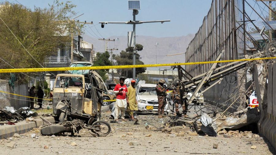 Seorang tentara paramiliter berdiri di tengah reruntuhan setelah ledakan bom di dekat markas Korps Perbatasan di Quetta, Pakistan, 30 September 2025. (REUTERS/Stringer)