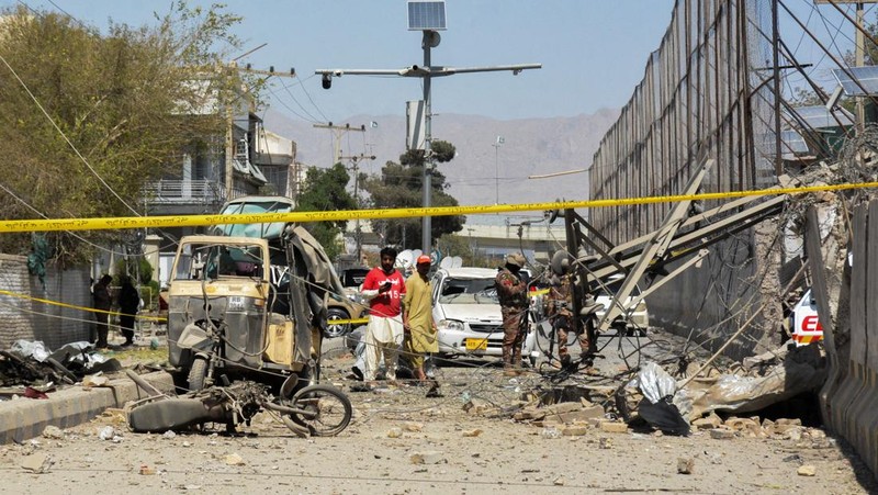 Seorang tentara paramiliter berdiri di tengah reruntuhan setelah ledakan bom di dekat markas Korps Perbatasan di Quetta, Pakistan, 30 September 2025. (REUTERS/Stringer)