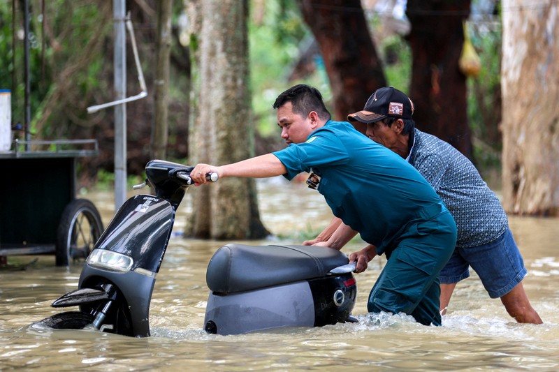 Topan Bualoi melanda daratan Vietnam, Selasa (30/9/2025).  (REUTERS/Thinh Nguyen)