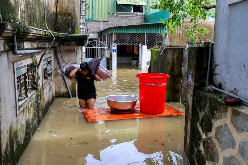 Topan Bualoi melanda daratan Vietnam, Selasa (30/9/2025).  (REUTERS/Thinh Nguyen)