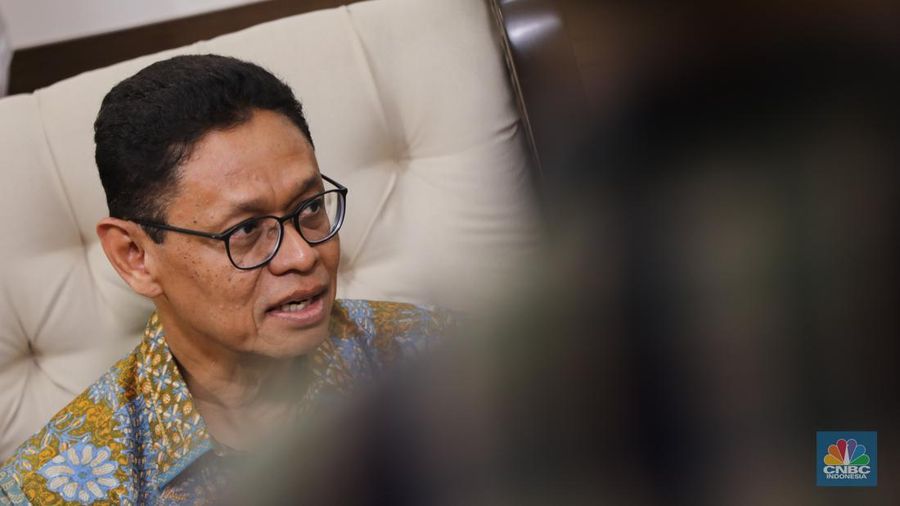 Wakil Menteri Energi dan Sumber Daya Mineral Indonesia (ESDM), Yuliot Tanjung di kantor Kementerian ESDM, Jakarta, Selasa (30/9/2025). (CNBC Indonesia/Tri Susilo)