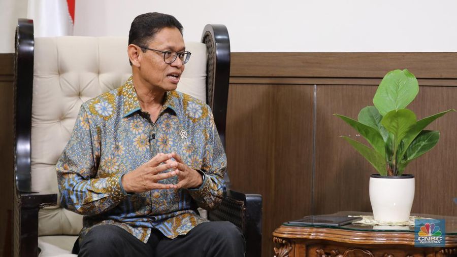 Wakil Menteri Energi dan Sumber Daya Mineral Indonesia (ESDM), Yuliot Tanjung di kantor Kementerian ESDM, Jakarta, Selasa (30/9/2025). (CNBC Indonesia/Tri Susilo)