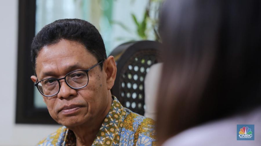 Wakil Menteri Energi dan Sumber Daya Mineral Indonesia (ESDM), Yuliot Tanjung di kantor Kementerian ESDM, Jakarta, Selasa (30/9/2025). (CNBC Indonesia/Tri Susilo)