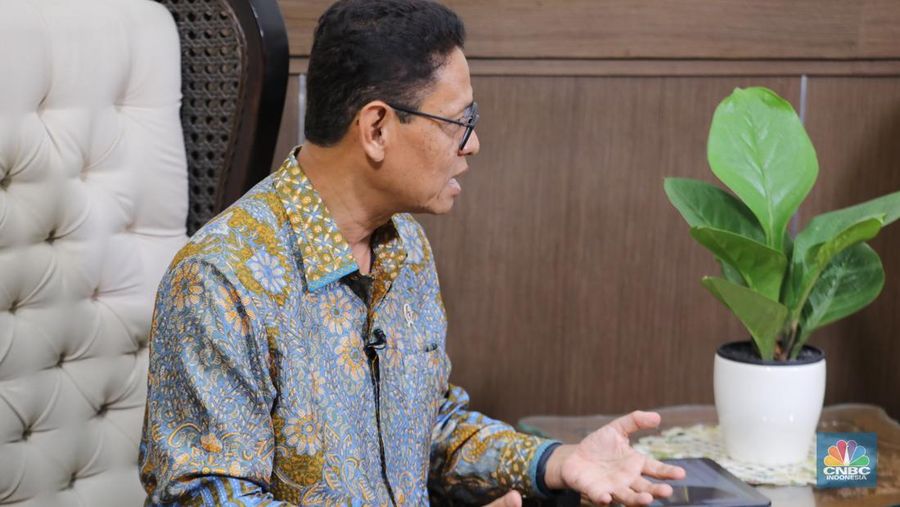 Wakil Menteri Energi dan Sumber Daya Mineral Indonesia (ESDM), Yuliot Tanjung di kantor Kementerian ESDM, Jakarta, Selasa (30/9/2025). (CNBC Indonesia/Tri Susilo)