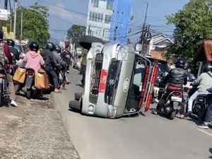 Ambulans Terbalik Usai Hindari Motor di Sukabumi, 3 Orang Luka-luka