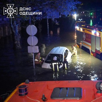 Sudah Perang Tertimpa Banjir, Potret Air Bah Hantam Kota Ukraina