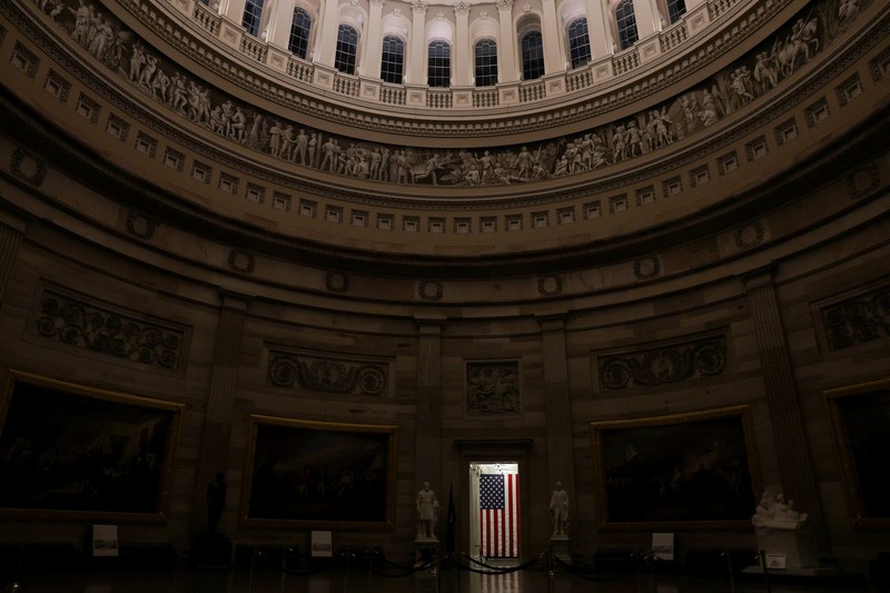 Orang-orang berjalan melewati Gedung Capitol AS, beberapa jam sebelum penutupan sebagian pemerintah mulai berlaku, di Washington, D.C., AS, 30 September 2025. (REUTERS/Elizabeth Frantz)