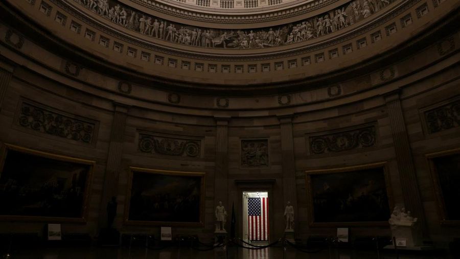 Orang-orang berjalan melewati Gedung Capitol AS, beberapa jam sebelum penutupan sebagian pemerintah mulai berlaku, di Washington, D.C., AS, 30 September 2025. (REUTERS/Elizabeth Frantz)