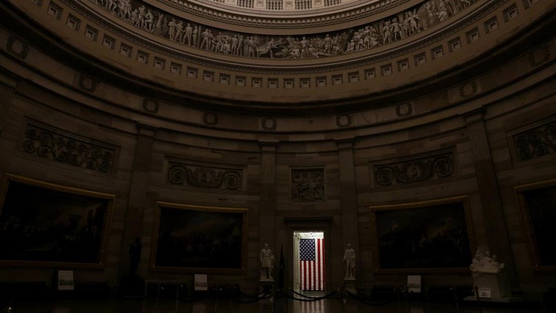 Orang-orang berjalan melewati Gedung Capitol AS, beberapa jam sebelum penutupan sebagian pemerintah mulai berlaku, di Washington, D.C., AS, 30 September 2025. (REUTERS/Elizabeth Frantz)