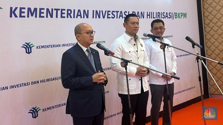 CEO BPI Danantara Rosan Roeslani (kiri) berbicara usai Rapat Koordinasi Persiapan Indonesia International Sustainability Forum (ISF) 2025 di Gedung Kementerian Investasi dan Hilirisasi/BKPM, Jakarta, Rabu (1/10/2025). (CNBC Indonesia/ Zefanya Aprilia)