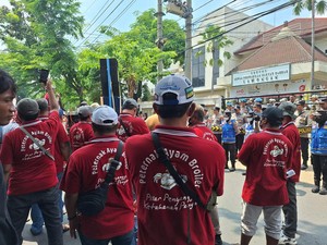 Peternak Ayam Demo DPRD Lamongan gegara Disidak Tanpa Surat Tugas