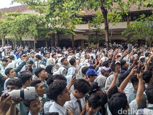 Video Saat Quartararo dan Alex Rins Blusukan ke SMAN 2 Mataram