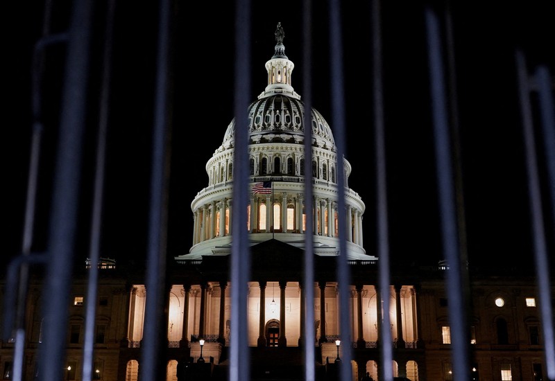 Orang-orang berjalan melewati Gedung Capitol AS, beberapa jam sebelum penutupan sebagian pemerintah mulai berlaku, di Washington, D.C., AS, 30 September 2025. (REUTERS/Elizabeth Frantz)