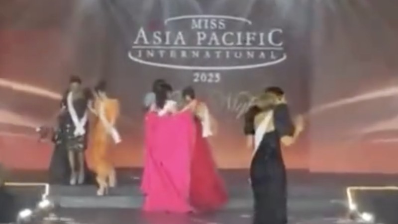 Gempa bumi 6,9 M yang melanda Filipina pada Selasa (30/9) malam mengguncang kontes kecantikan Miss Asia Pacific 2025 yang digelar di Cebu. (Instagram/pageantempress)