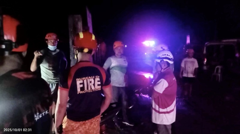 Gempa bumi berkekuatan 6,9 skala Richter mengguncang Filipina tengah pada Selasa (30/9) malam, menewaskan sedikitnya 27 orang dan melukai lebih dari 140 lainnya. (Tangkapan Layar Video Reuters/MUNICIPALITY OF DAANBANTAYAN HANDOUT)