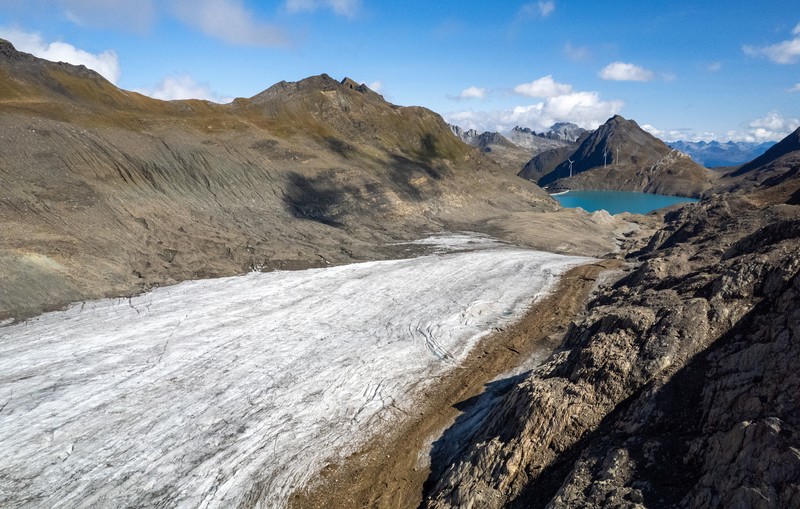 Gletser Swiss mencair secara signifikan selama 12 bulan terakhir, mencatat penurunan volume es terbesar keempat yang pernah tercatat, ungkap badan pemantau GLAMOS pada Rabu (30/9/2025). (REUTERS/Denis Balibouse)