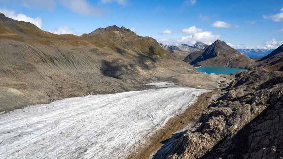 Gletser Swiss mencair secara signifikan selama 12 bulan terakhir, mencatat penurunan volume es terbesar keempat yang pernah tercatat, ungkap badan pemantau GLAMOS pada Rabu (30/9/2025). (REUTERS/Denis Balibouse)