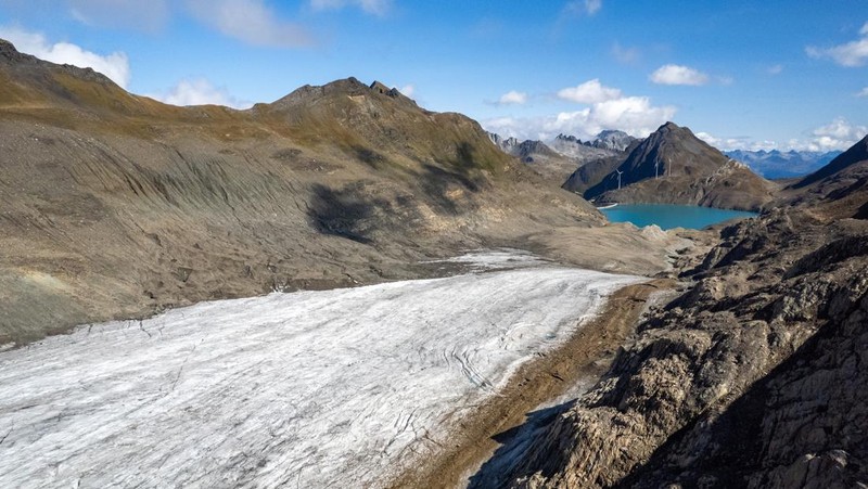 Gletser Swiss mencair secara signifikan selama 12 bulan terakhir, mencatat penurunan volume es terbesar keempat yang pernah tercatat, ungkap badan pemantau GLAMOS pada Rabu (30/9/2025). (REUTERS/Denis Balibouse)