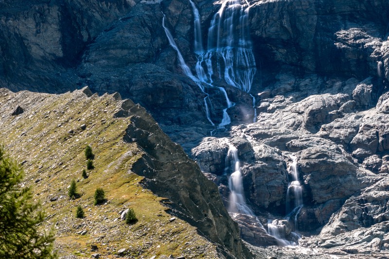 Gletser Swiss mencair secara signifikan selama 12 bulan terakhir, mencatat penurunan volume es terbesar keempat yang pernah tercatat, ungkap badan pemantau GLAMOS pada Rabu (30/9/2025). (REUTERS/Denis Balibouse)
