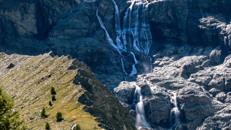 Gletser Swiss mencair secara signifikan selama 12 bulan terakhir, mencatat penurunan volume es terbesar keempat yang pernah tercatat, ungkap badan pemantau GLAMOS pada Rabu (30/9/2025). (REUTERS/Denis Balibouse)
