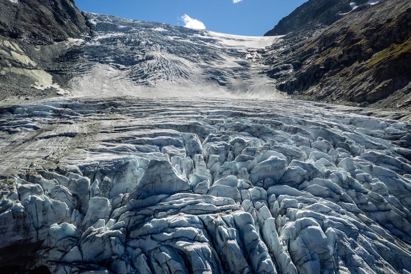 Gletser Swiss mencair secara signifikan selama 12 bulan terakhir, mencatat penurunan volume es terbesar keempat yang pernah tercatat, ungkap badan pemantau GLAMOS pada Rabu (30/9/2025). (REUTERS/Denis Balibouse) Gletser Swiss mencair secara signifikan selama 12 bulan terakhir, mencatat penurunan volume es terbesar keempat yang pernah tercatat, ungkap badan pemantau GLAMOS pada Rabu (30/9/2025). (REUTERS/Denis Balibouse)