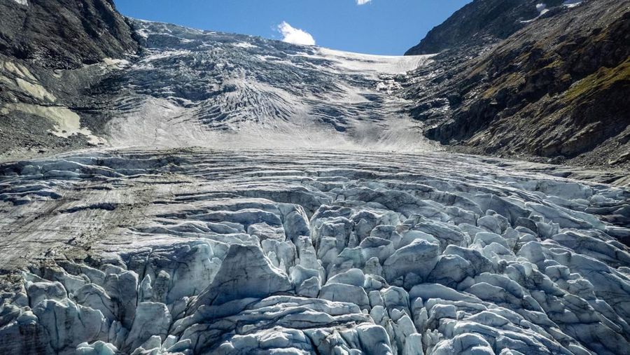 Gletser Swiss mencair secara signifikan selama 12 bulan terakhir, mencatat penurunan volume es terbesar keempat yang pernah tercatat, ungkap badan pemantau GLAMOS pada Rabu (30/9/2025). (REUTERS/Denis Balibouse)
