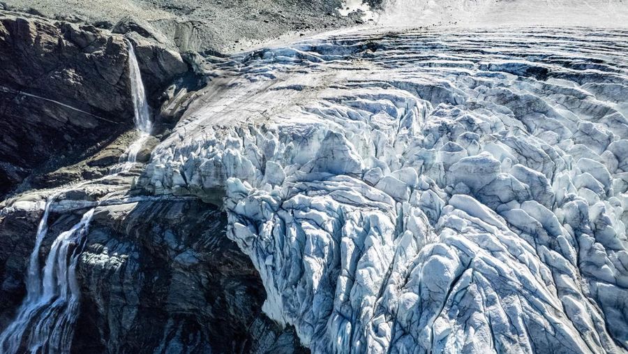 Gletser Swiss mencair secara signifikan selama 12 bulan terakhir, mencatat penurunan volume es terbesar keempat yang pernah tercatat, ungkap badan pemantau GLAMOS pada Rabu (30/9/2025). (REUTERS/Denis Balibouse)