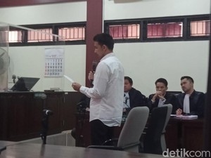 Jonathan Frizzy Menangis Bacakan Pledoi atas Kasus Vape