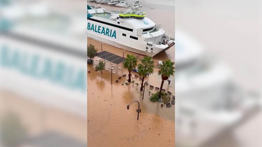 Mobil yang diparkir dikelilingi air setelah hujan lebat selama berlalunya Siklon Gabrielle pascatropis di Cullera, wilayah Valencia, Spanyol, 30 September 2025. (REUTERS/Violeta Santos Moura)