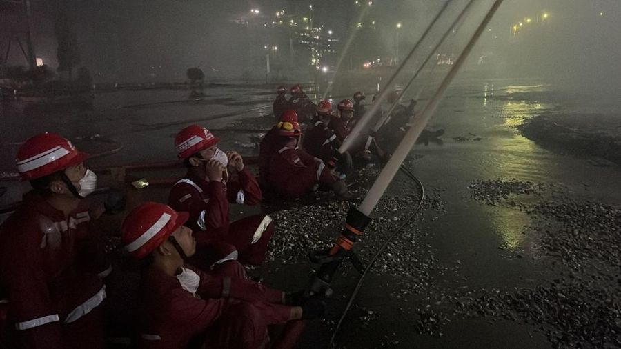 Ledakan dan kebakaran di Kilang Pertamina Dumai Rabu 1 Oktober 2025. (Tangkapan Layar X)
