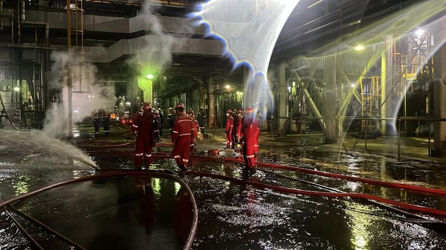 Petugas pemadam kebakaran berusaha memadamkan kebakaran di Kilang Dumai, Riau, Rabu (01/10/2025).