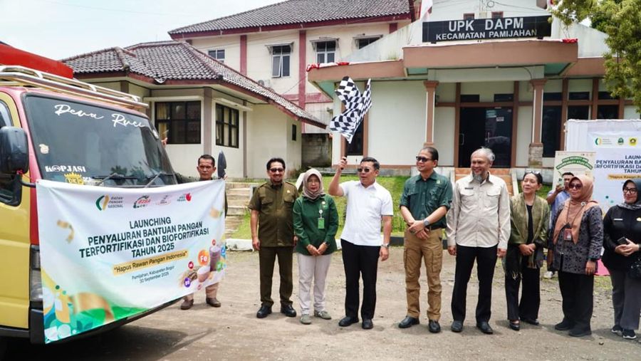 Kepala Bapanas, Arief Prasetyo Adi, melepas penyaluran bantuan pangan terfortifikasi dan biofortifikasi tahun 2025. (Dok. Bapanas)
