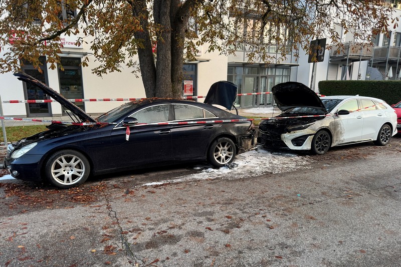Kondisi mobil yang hangus terbakar dalam ledakan di Munich, Jerman, Rabu (1/10/2025). (REUTERS/Christine Uyanik)