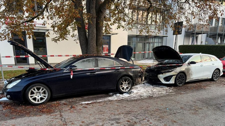 Kondisi mobil yang hangus terbakar dalam ledakan di Munich, Jerman, Rabu (1/10/2025). (REUTERS/Christine Uyanik)