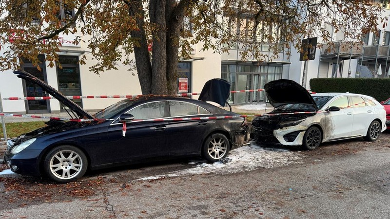 Kondisi mobil yang hangus terbakar dalam ledakan di Munich, Jerman, Rabu (1/10/2025). (REUTERS/Christine Uyanik)