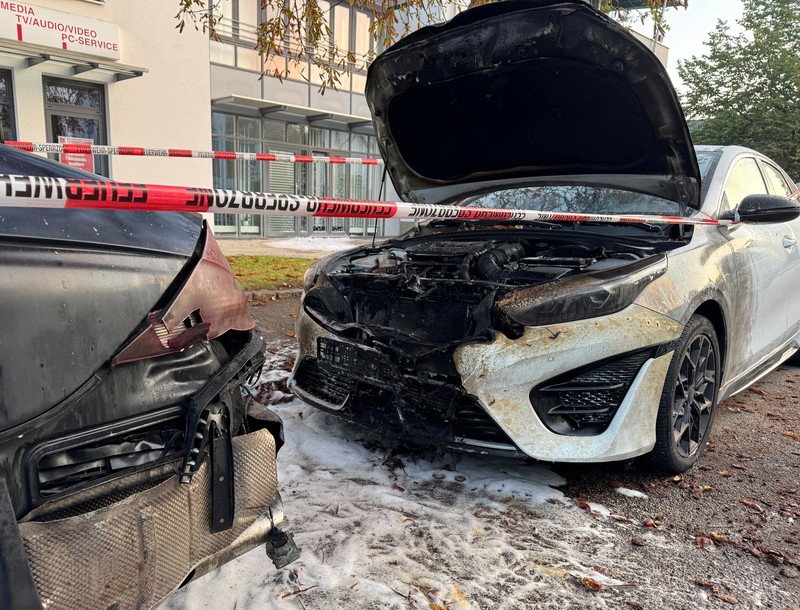 Kondisi mobil yang hangus terbakar dalam ledakan di Munich, Jerman, Rabu (1/10/2025). (REUTERS/Christine Uyanik)