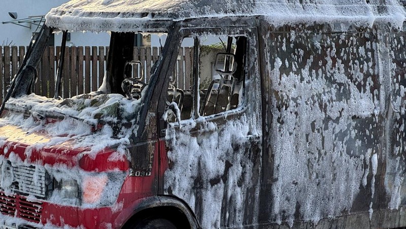 Kondisi mobil yang hangus terbakar dalam ledakan di Munich, Jerman, Rabu (1/10/2025). (REUTERS/Christine Uyanik)