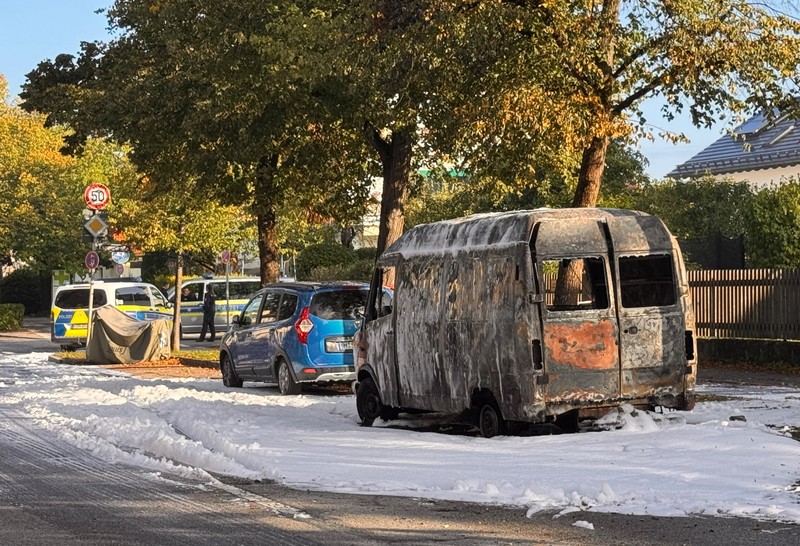 Kondisi mobil yang hangus terbakar dalam ledakan di Munich, Jerman, Rabu (1/10/2025). (REUTERS/Christine Uyanik)