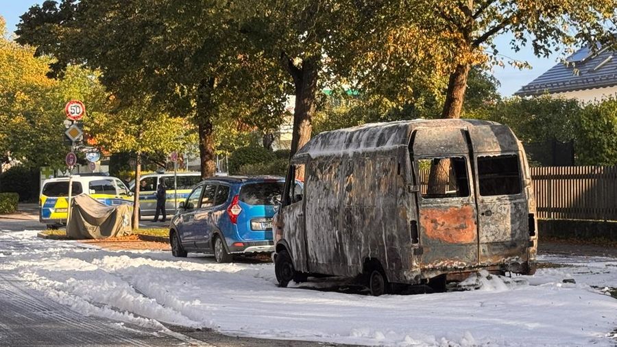 Kondisi mobil yang hangus terbakar dalam ledakan di Munich, Jerman, Rabu (1/10/2025). (REUTERS/Christine Uyanik)