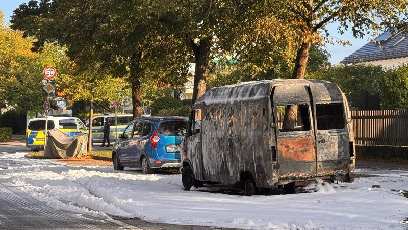 Kondisi mobil yang hangus terbakar dalam ledakan di Munich, Jerman, Rabu (1/10/2025). (REUTERS/Christine Uyanik)