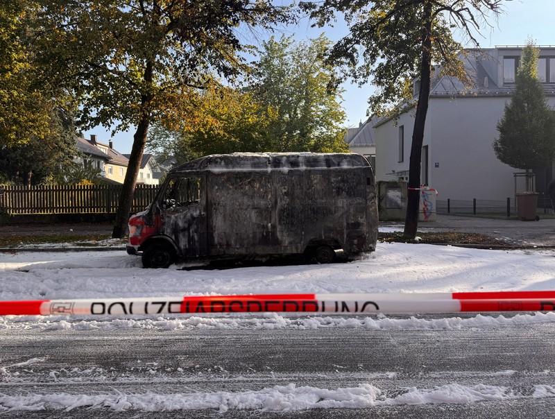 Kondisi mobil yang hangus terbakar dalam ledakan di Munich, Jerman, Rabu (1/10/2025). (REUTERS/Christine Uyanik)
